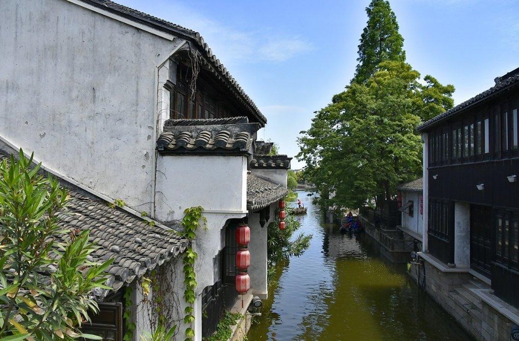 儿子结婚时父亲放声高歌。女儿结婚时父亲泪流满面：两场婚礼相隔仅9天